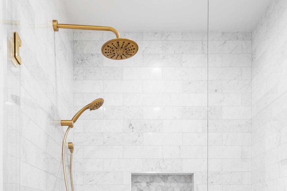 Sådan fjerner du kalk og sæberester i bruseren – naturligt og effektivt - Conscious.dk