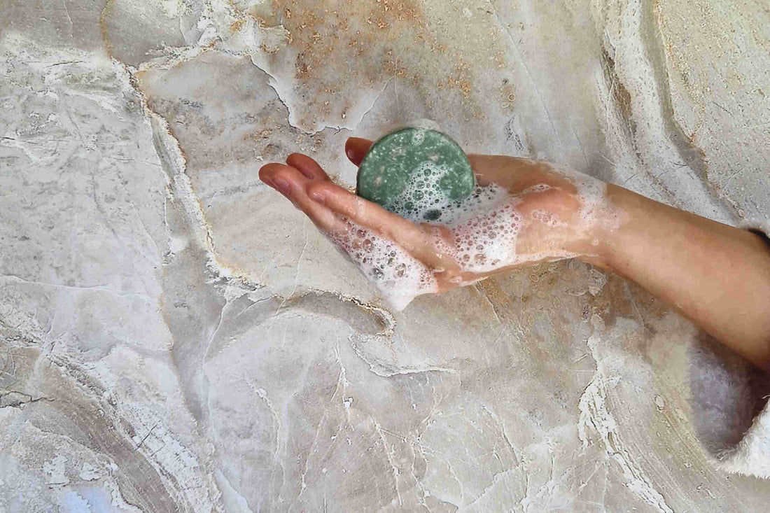 Sådan bekæmper du skæl – guide til en sund hovedbund - Conscious.dk