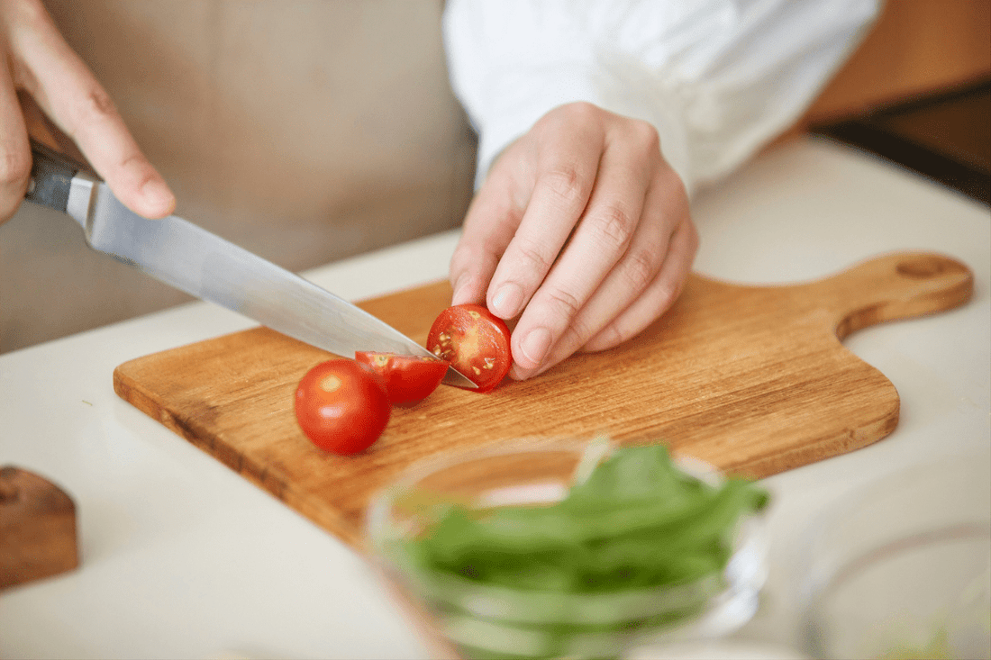 Sådan rengør du dit skærebræt grundigt – fjern lugt og pletter nemt - Conscious.dk