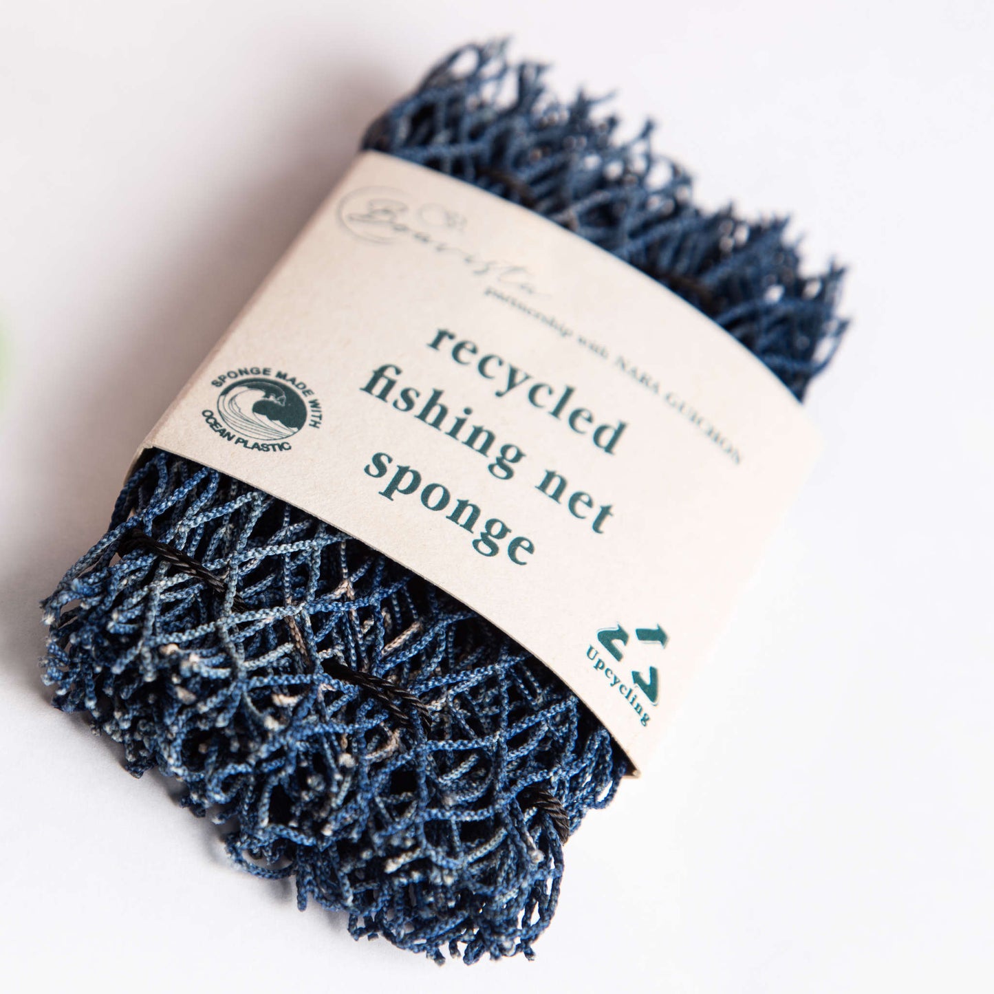 Washing-up sponge made of recycled fishing net